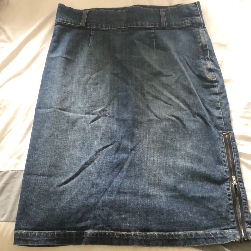 Nice denim long skirt, great condition, zipper works great, feels nice.